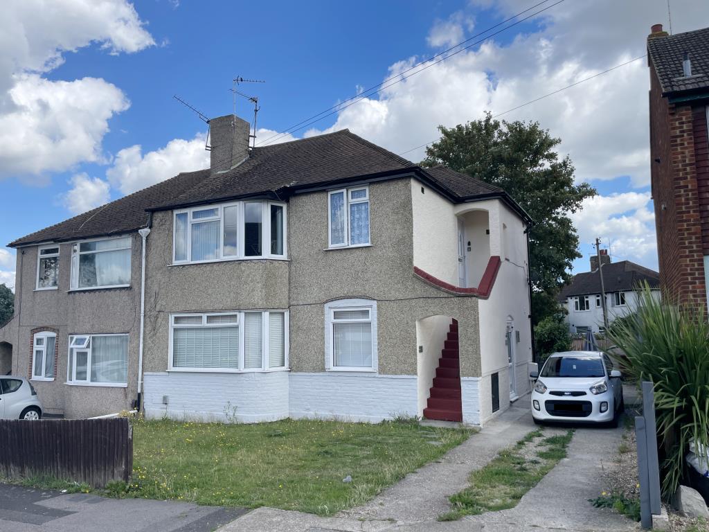 Lot: 67 - FREEHOLD PROPERTY ARRANGED AS TWO FLATS FOR INVESTMENT AND GROUND RENT INCOME - front view of flat for investment
